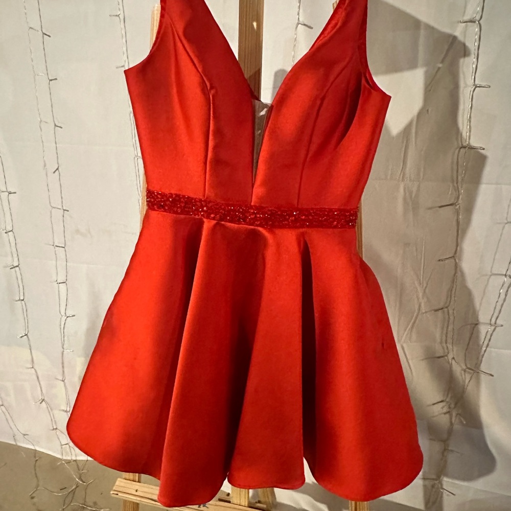 Elegant Red Sleeveless Dress